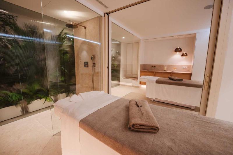 Double or Twin Room with terrace and sea view (2 Adults + 1 Child) image 2