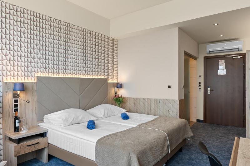 Twin Room with Mountain View image 3
