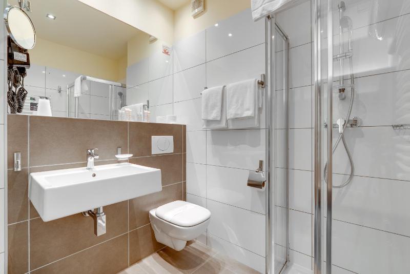 Twin Room with Mountain View image 4