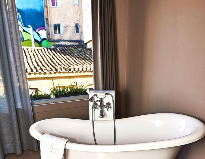 Executive Suite with City View image 2