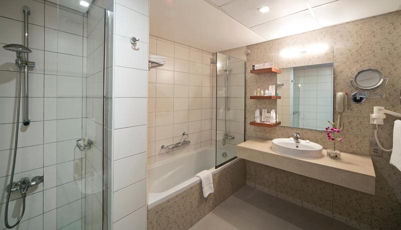 Premium Twin Room image 2