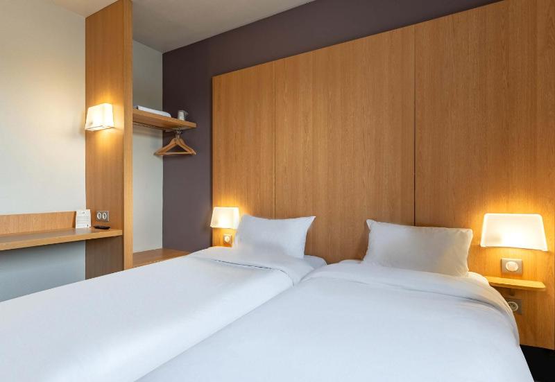 Twin Room image 2