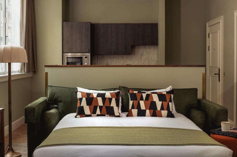 Open Plan One Bedroom Apartment image 3