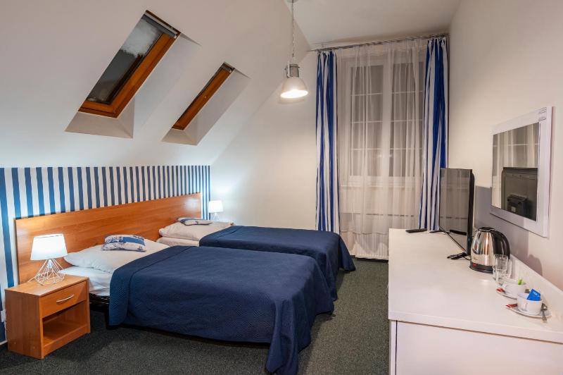 Twin Room image 3