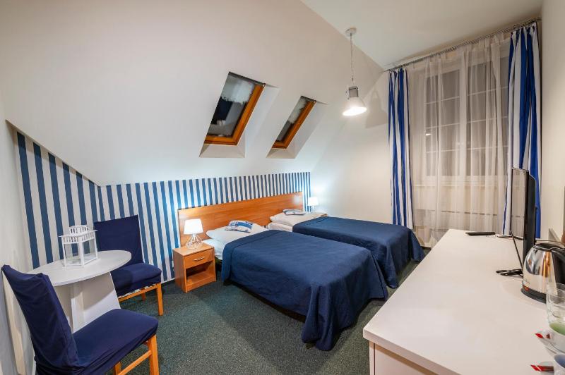 Twin Room image 4