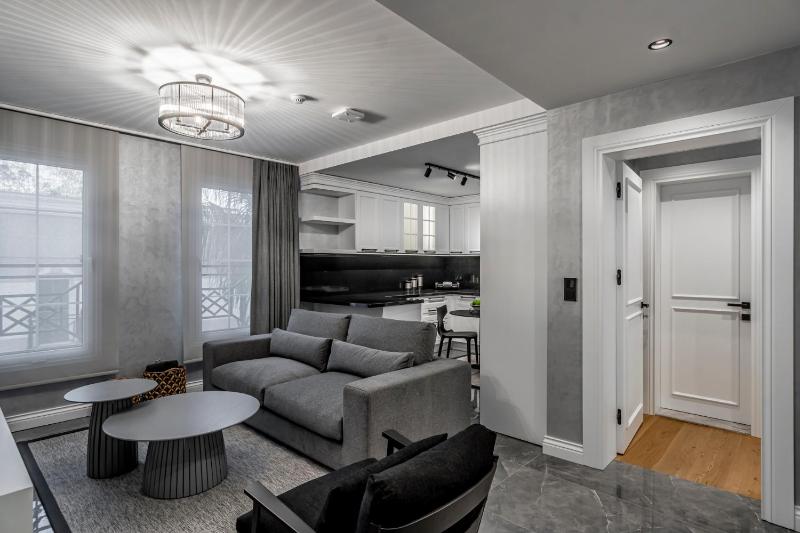 One-Bedroom Deluxe Apartment image 4