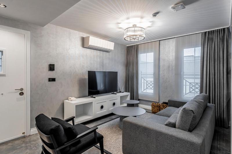One-Bedroom Deluxe Apartment image 3