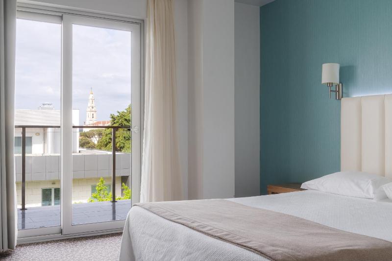 Double Room with Balcony image 4
