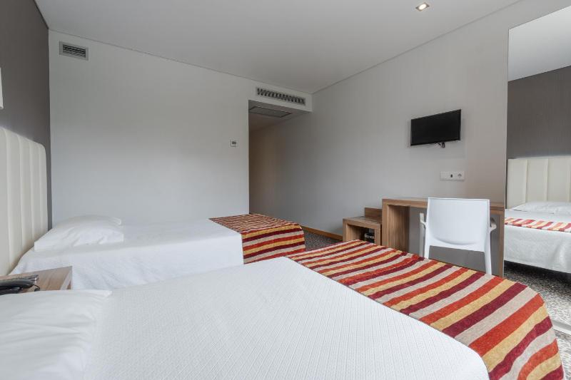 Twin Room image 2