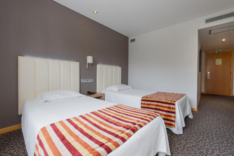 Twin Room image 3