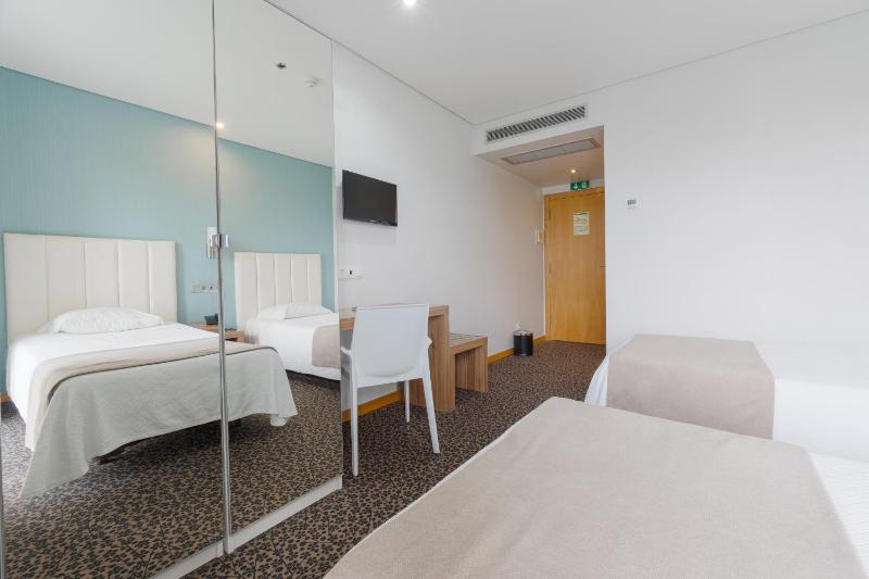 Twin Room with Balcony image 3