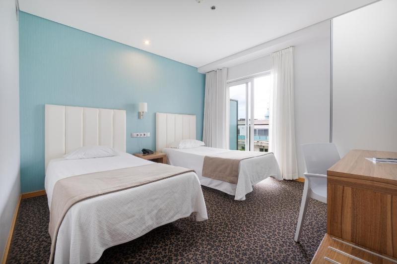 Twin Room with Balcony image 1