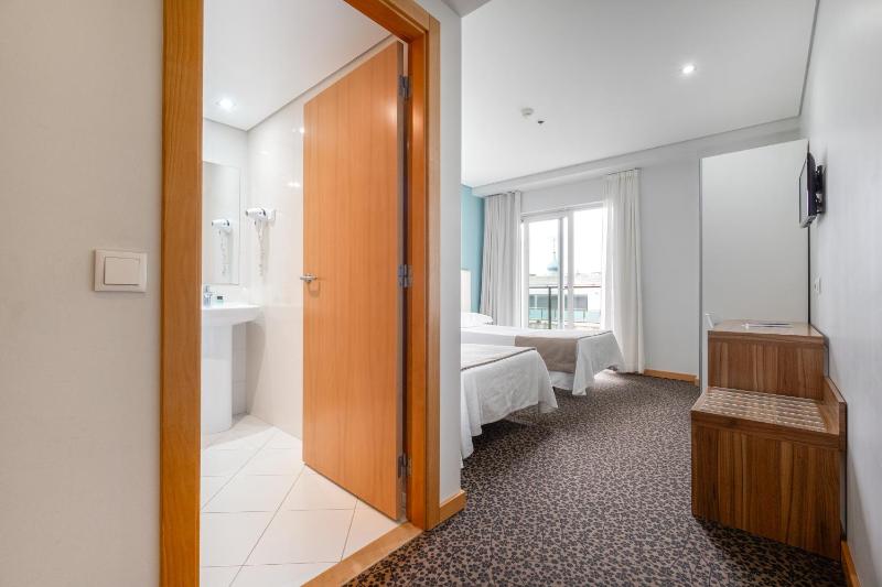 Twin Room with Balcony image 2