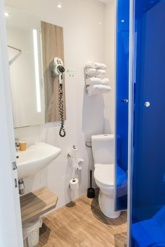 Standard Room with 1 Double Bed image 1