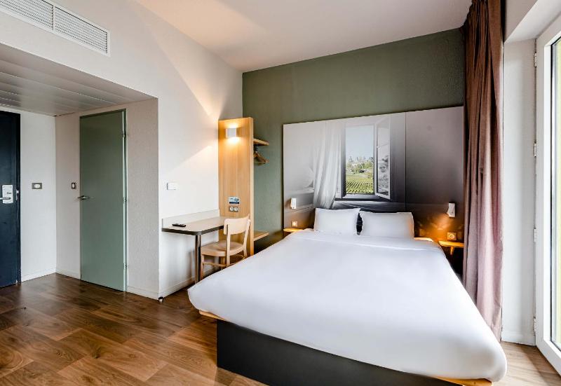 Double Room image 3