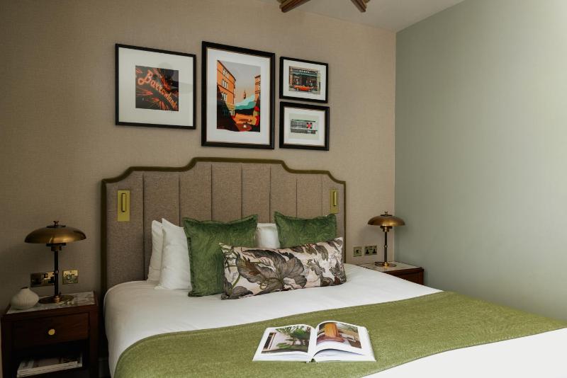 Penthouse Studio image 3