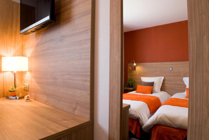 Standard Twin Room image 3