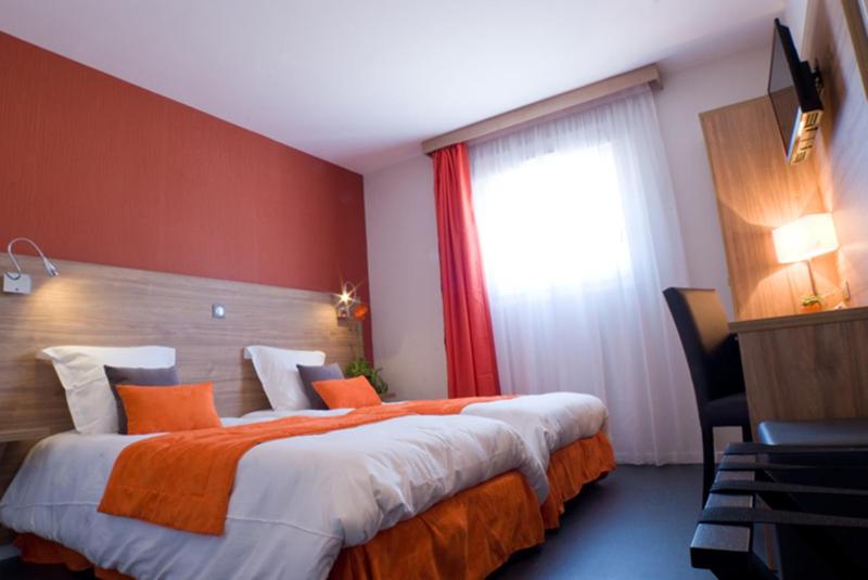 Standard Twin Room image 1