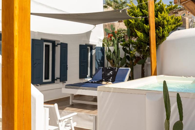 Executive Suite with Plunge Pool & Caldera View image 4