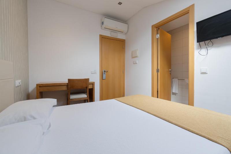 Double or Twin Room image 3