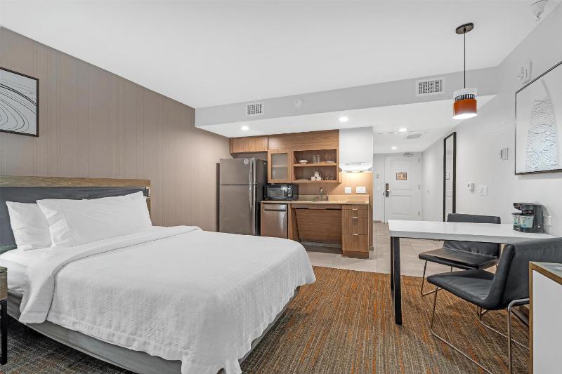 King Suite with Transfer Shower - Disability Access/Non-Smoking image 3