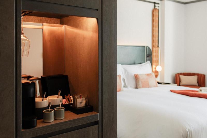 Deluxe King Room image 3