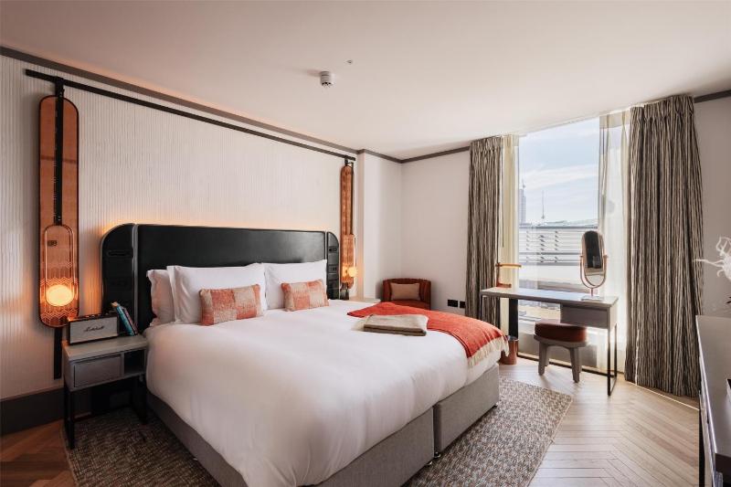 Deluxe King Room image 4