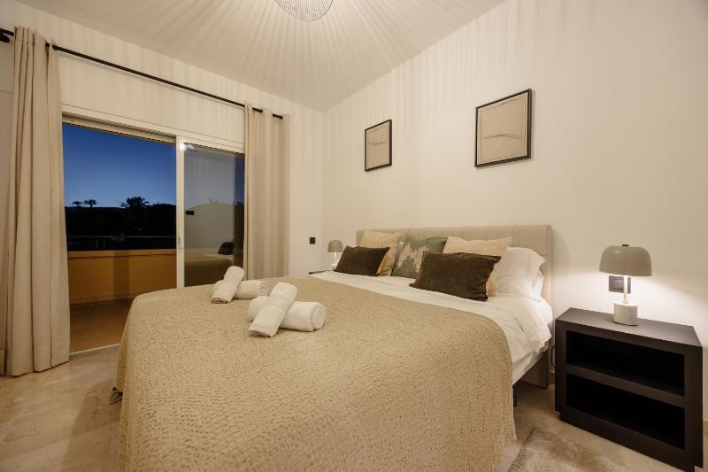 Apartment with large private terrace and panoramic sea views in Elviria Hills Marbella - image 10