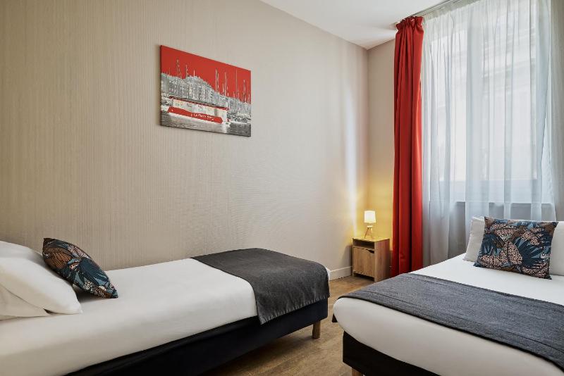 Standard Twin Room image 3