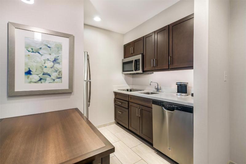 One-Bedroom Queen Suite with Two Queen Beds - Non-Smoking image 2