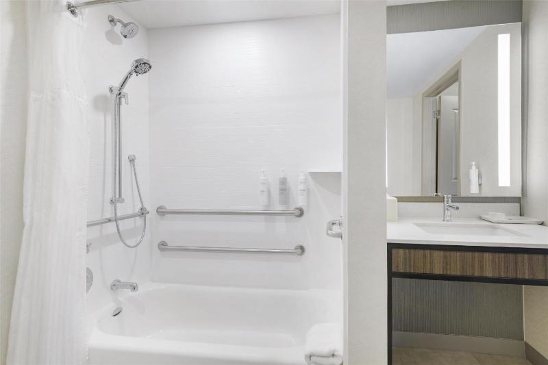 Queen Room with Two Queen Beds - Mobility and Hearing Access image 2