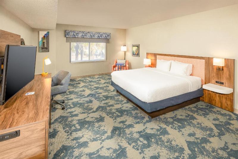 Standard King Room image 3