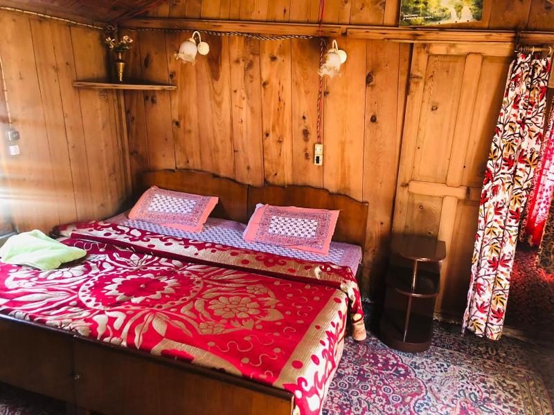 Budshah Palace Houseboat - image 8