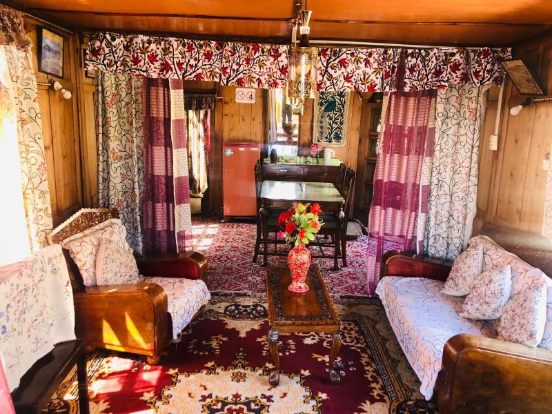Budshah Palace Houseboat - image 11