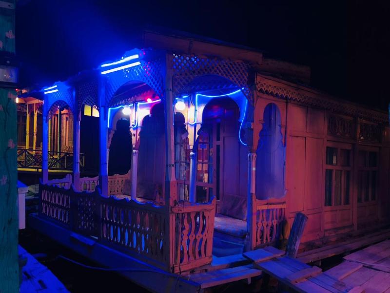Budshah Palace Houseboat - image 4