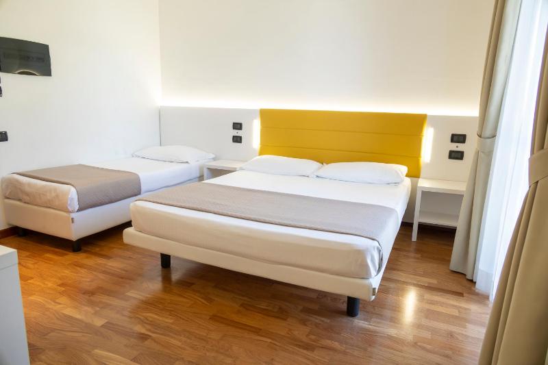 Standard Triple Room image 3