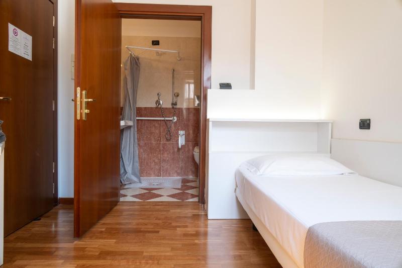 Single Room - Disability Access image 4