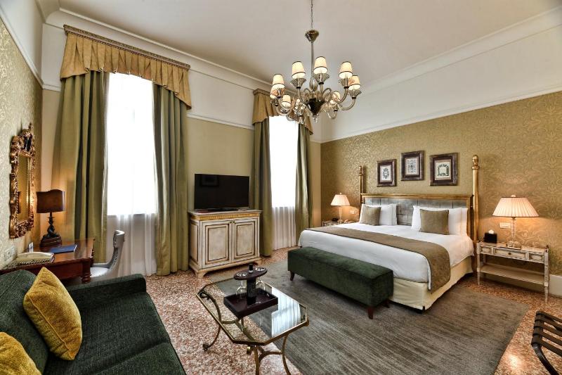 Grand Deluxe Room image 4