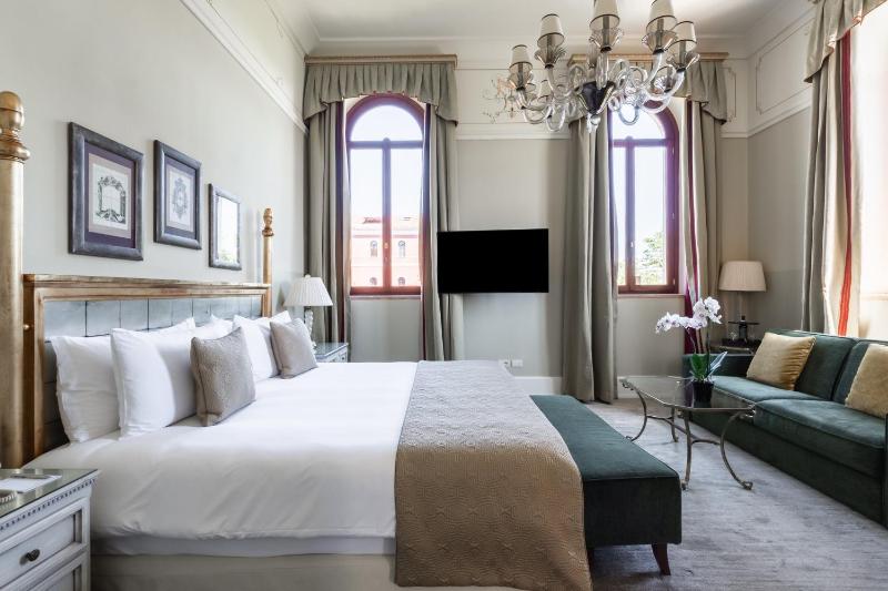 Grand Deluxe Room image 1