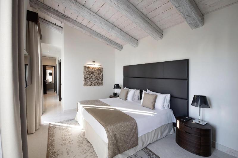 Villa Giardini Two Bedroom Suite image 3