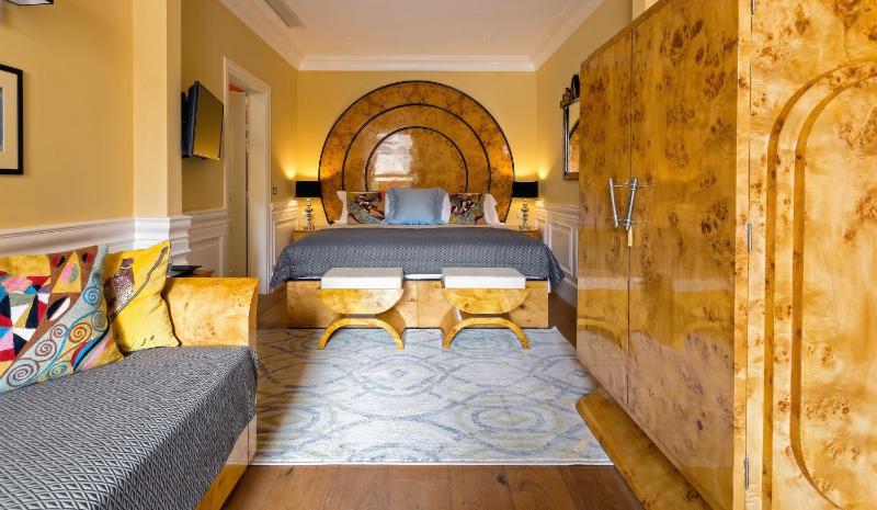 Deluxe King Room with Terrace image 4