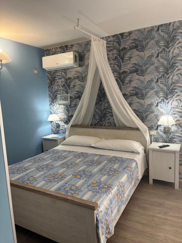 King Room with Spa Bath image 1