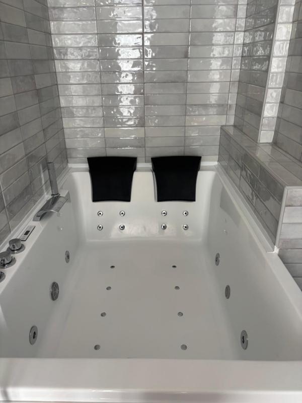 King Room with Spa Bath image 4