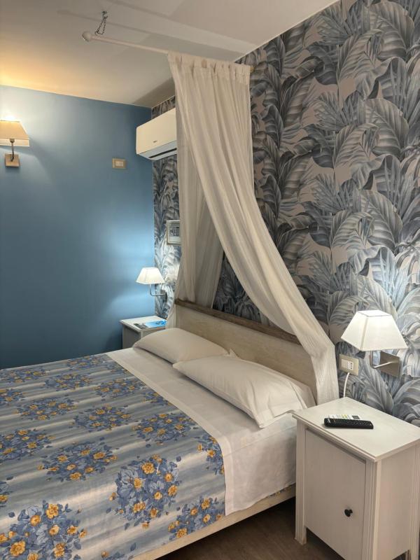 King Room with Spa Bath image 2
