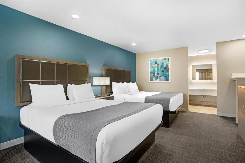 Queen Room with Two Queen Beds image 2