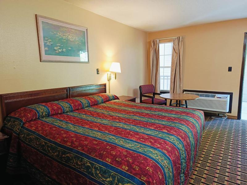 Full Bed Non-Smoking image 1