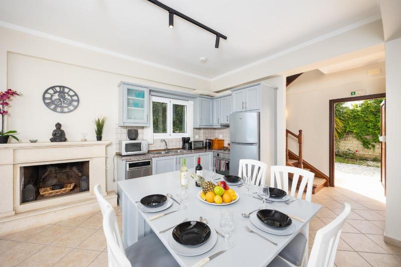 Villa Eleni Agios Stephanos - image 7