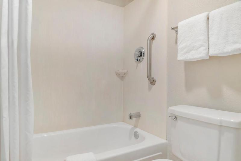 Standard Room with Two Double Beds Smoke Free image 2
