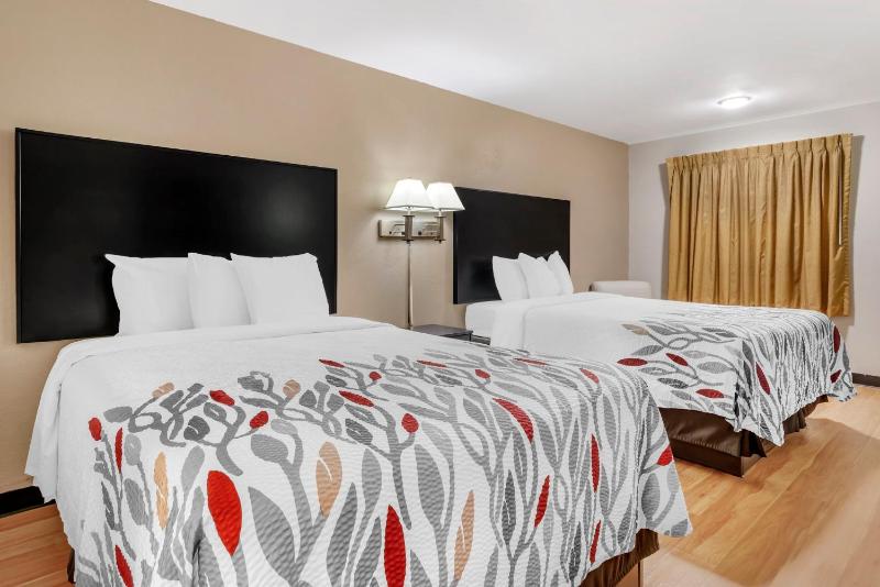  Deluxe Queen Room with Two Queen Beds - Smoking image 3