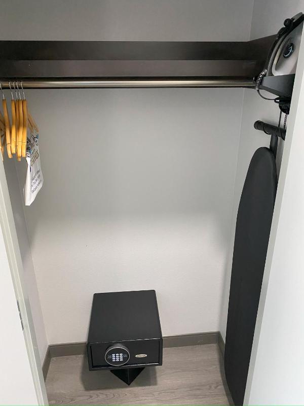 King Room with Mobility Accessible Roll-In Shower image 2